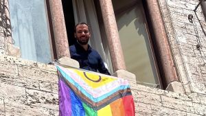 Arcobaleno in Municipio La bandiera divide: 