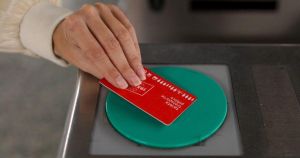 La nueva cruzada de Ayuso con el que viene de fuera: restringe el abono de transporte público a los no empadronados en Madrid