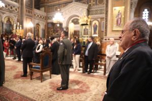 Fist in a velvet glove… (γροθιά κρυμμένη σε μεταξωτό γάντι)