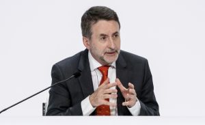 Repsol monetiza renovables mientras el mercado sigue infravalorando su negocio petrolero