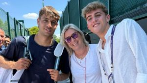 La mamma di Flavio Cobolli: “Da bambino mi faceva arrabbiare. Poca voglia di studiare, rispondeva male: l’ho rincorso con la scopa per strada”
