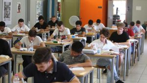 Maturità 2026, caccia al tema: da Verga all’intelligenza artificiale, i pronostici degli studenti