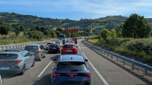 Atasco monumental en la autovía a Villaviciosa, a la altura del túnel de Fabares, por un coche calcinado que se suma a las restricciones por obras