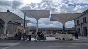 Diskussionen um Bahnhofplatz: Trotz zwei Millionen Euro Mehrkosten stehen Konstanzer im Regen