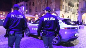 Notte di delirio in piazza Vittoria: prima la maxi rissa, poi l’aggressione alla polizia