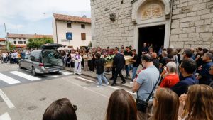 Più di mille persone per l’ultimo saluto a Jan Bensa, morto nello scontro sul Vallone