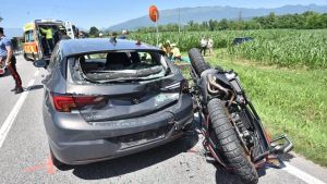 Doppio scontro tra auto e moto: feriti due centauri