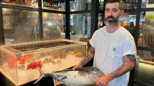 El bonito rulado en la Lonja del Puerto de Gijón ya se degusta en los restaurantes de la ciudad: 