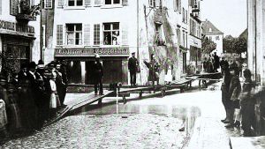 1876 tritt der Rhein über die Ufer und setzt Säckingen unter Wasser