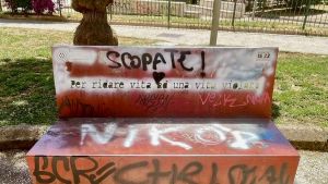 Napoli, vandalizzata la panchina rossa al parco Mascagna. I residenti: venga ripristinata al più presto
