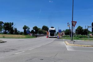 Sant’Agostino, critiche al senso unico sul ponte: «Rischiamo di chiudere»