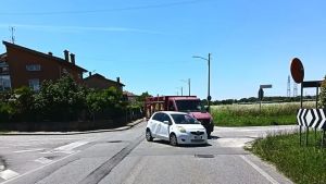 Udine, scontro all'incrocio tra auto e furgone: al volante un giovane senza patente