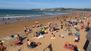 Asturias se asa a casi 37 grados, con las playas a rebosar, pero llegan las tormentas por el Suroccidente