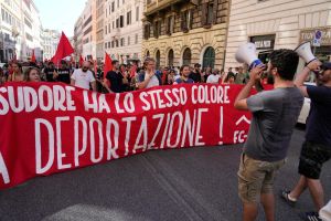 Thousands march through Rome in rival anti- and pro-migration rallies