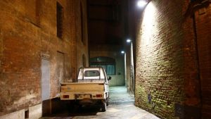 Morte di David Rossi, i tornano Ris nel vicolo. Un ortopedico del Rizzoli di Bologna consulente per i traumi a gomito e polso