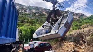 Barche ed elettrodomestici. Tolti i mega rifiuti dalla spiaggia