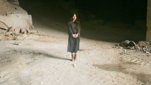 L’arte come soglia. Nicol Vizioli fotografa il confine tra apparizioni e materia, tra vivi e morti