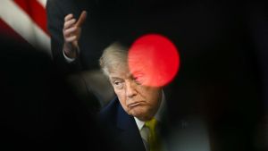 Trump e la pace che non c’è mai (dopo 6 annunci a vuoto): il suo obiettivo è piegare la realtà