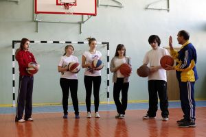Выбери невесту на физре: «Заглядывать в трусы товарищу из любопытства – не норма»