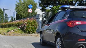 Casoria, si barricano in auto dopo la fuga e un tamponamento