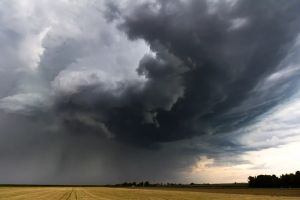 STIŽE ŽESTOKO NEVRIJEME: Upaljen narandžasti alarm, prijete grad, oluja i bujične poplave!