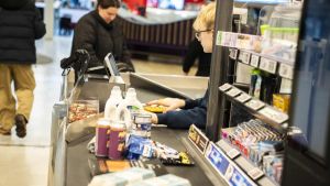 Det er det rene bluf: Re­ge­rin­gen giver os penge, men tager dem til­ba­ge igen