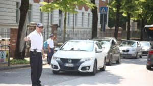 Gorizia, 40 multe al giorno. La polizia locale: «Troppi i parcheggi selvaggi»