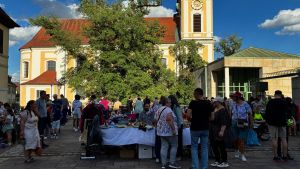 Schlendern, stöbern, kaufen: Gemütliche Flohmarktstimmung bis in die Abendstunden