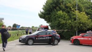Diciassettenne accoltella la zia e la getta nel canale. Il corpo portato in una carriola per le strade del paese