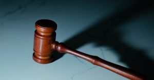 El rezago es el enemigo: Dos cirugías para un sistema judicial moribundo