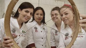 El futuro de la cocina tradicional asturiana: las más jóvenes del Club de Guisanderas cocinan con sus hijos y aseguran que hay relevo