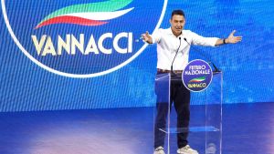 Vannacci chiude l'assemblea costituente di Fn a Roma: 