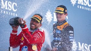 Hamilton hace historia con Ferrari y vuelve a enamorar en Barcelona
