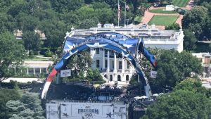 Trump funde el 250 aniversario de EEUU con su 80 cumpleaños en una pelea en la Casa Blanca
