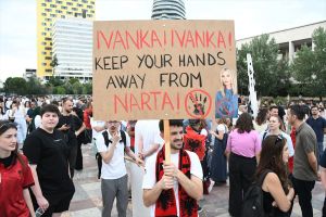 Novi protesti u Albaniji: Demonstranti srušili ogradu gradilišta uz povike “Revolucija”