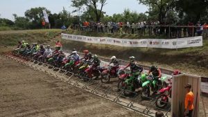 Sgasate e acrobazie in libertà: Ronchi per un giorno capitale del motocross