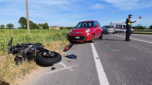 Frontale tra moto e auto sulla tangenziale a Pavia: grave un ragazzo di 19 anni