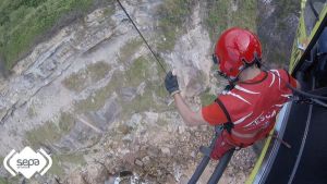 Rescatado tras quedar atrapado por la marea en el pedrero de la playa de La Ñora, en Villaviciosa