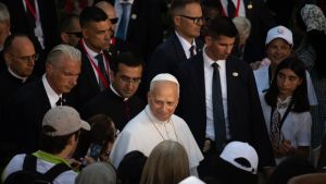Bienaventurados los multimillonarios porque ellos estrecharán la mano al papa
