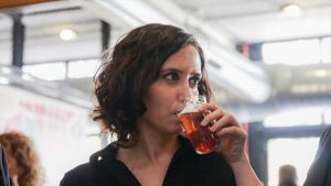 A la rica cerveza de Ayuso