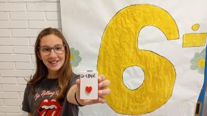 Iria Peula García, alumna del Marcelo Gago de Avilés, destaca en una feria internacional para emprendedores en Madrid con un dispositivo para personas mayores