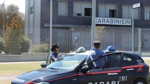 Lancia sassi contro le macchine. Arriva la pattuglia dell’Arma: presa di mira con una pietra