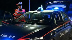 Aggressione nella notte a Follonica. Colpito alla testa, 16enne gravissimo. E la madre si sente male in ospedale