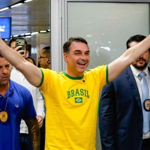 Tempo da bola não é da política e nem dos políticos