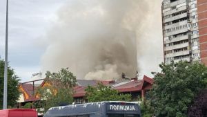 Požar u tržnom centru na Novom Beogradu: Gust dim i borba vatrogasaca
