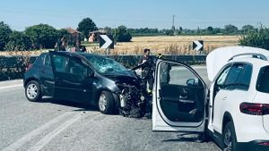 Tragico schianto, 2 auto si scontrano frontalmente: morta una donna