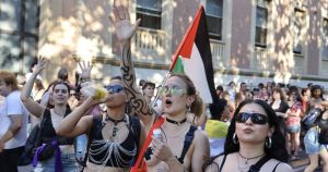 Gay ebrei picchiati al Pride: il corteo per i diritti diventa marcia dell’odio