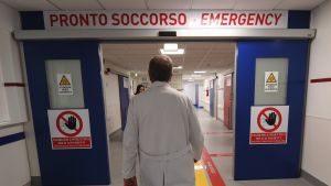 Infermieri aggrediti all'ospedale del Mare, l'Anaao Assomed: «Violenza intollerabile. Fico valuti i manager anche sulla sicurezza»