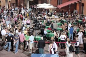 Bridge e burraco sotto le stelle: un torneo in piazza a Ferrara