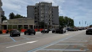 Spiaggia piena a Monfalcone, ma gli stalli blu sono tutti occupati solo nel weekend
